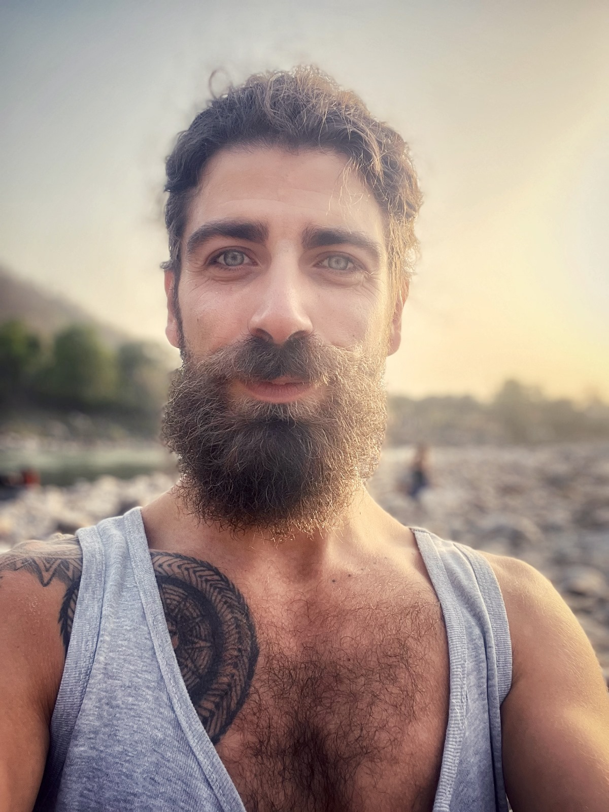 Portrait picture from Victor Interhtahl. A spiritual coach with curly hair and big beard. He smiles in the camera